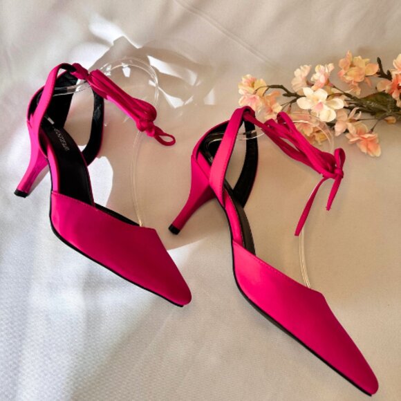Pretty in HOT Pink Lace-Up Low Heels NWB - Picture 4 of 9